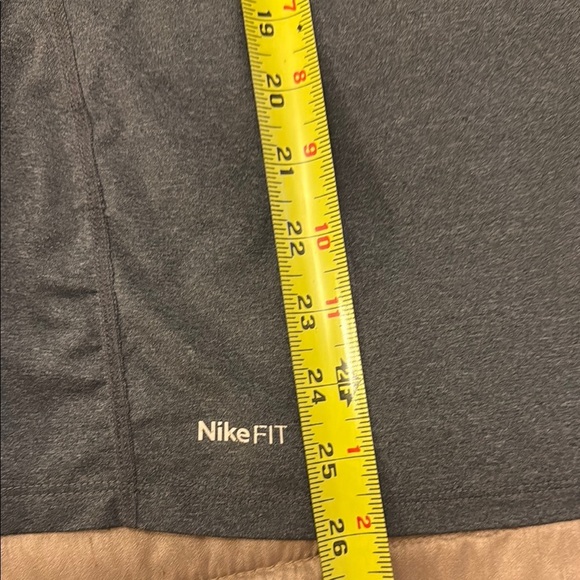 Nike Dri-Fit Women's Gray Sleeveless Top and Shorts Set - Picture 6 of 11